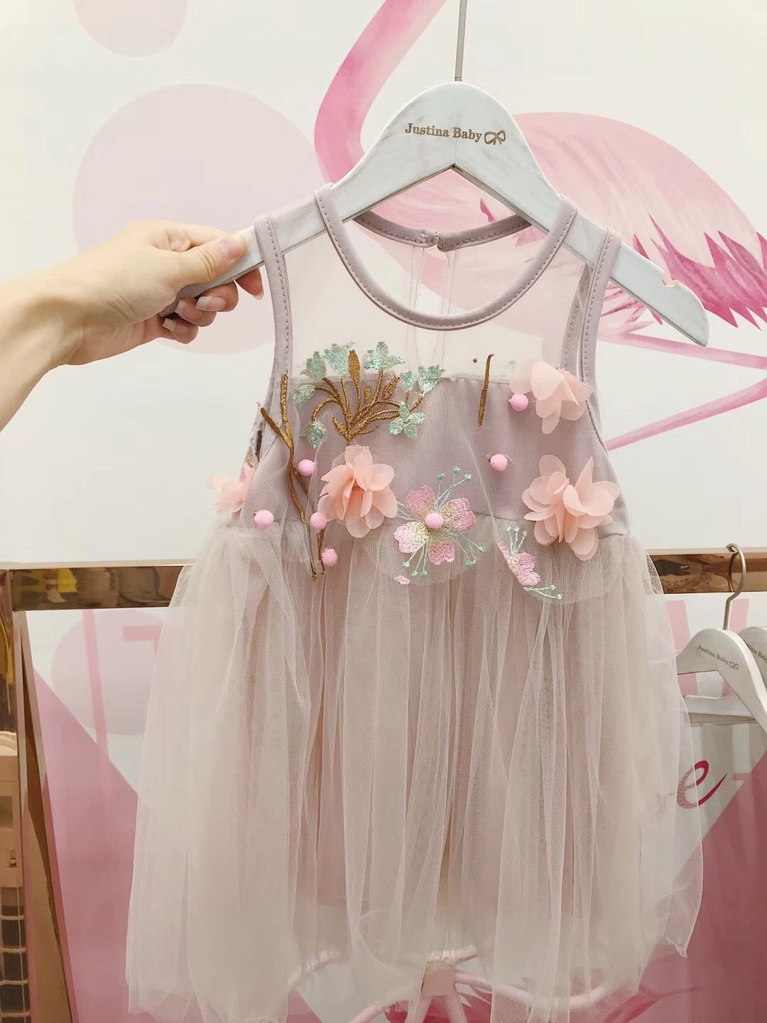 Đầm ren hoa có bông chấm bi