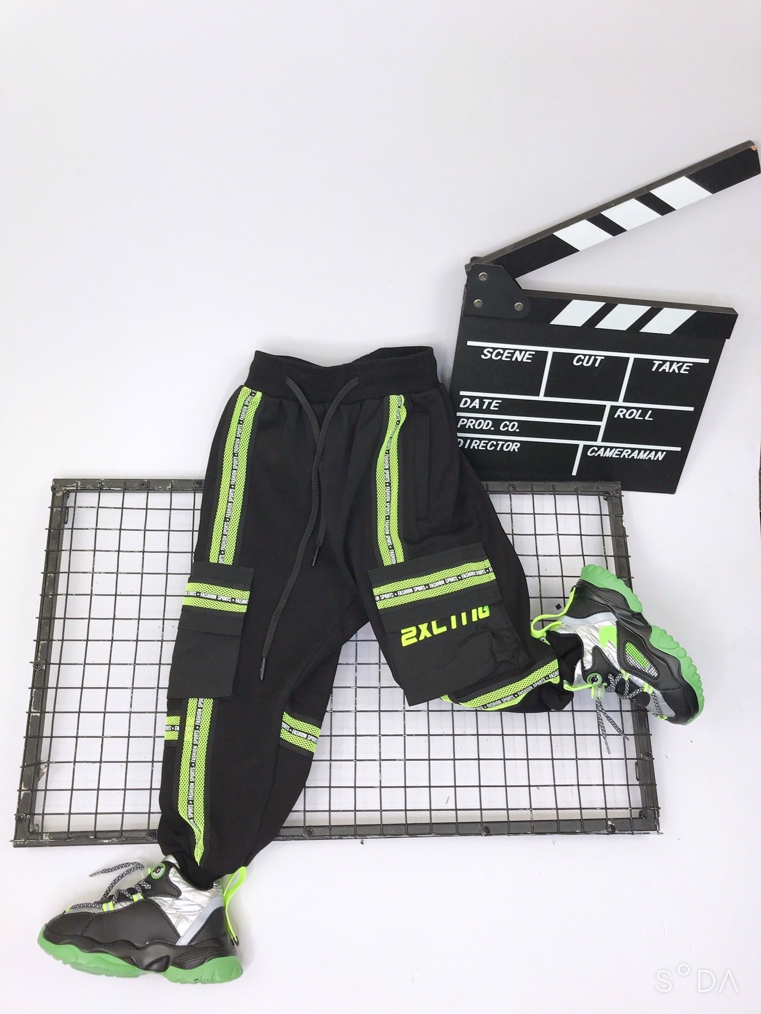 Quần jogger lót lông viền xanh neon
