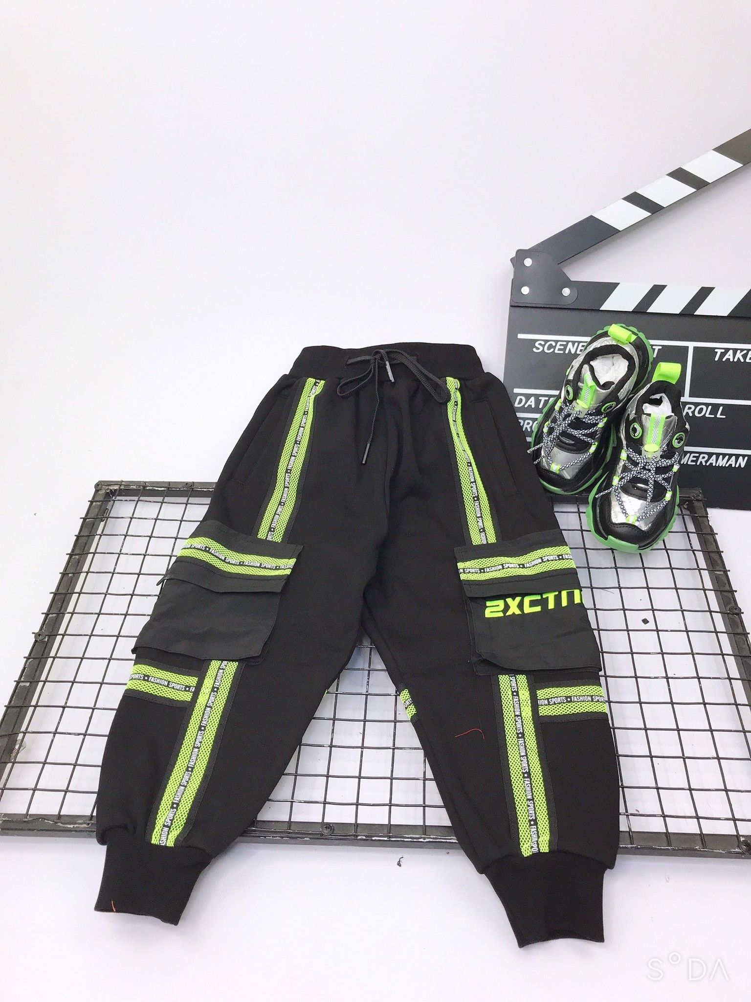 Quần jogger lót lông viền xanh neon