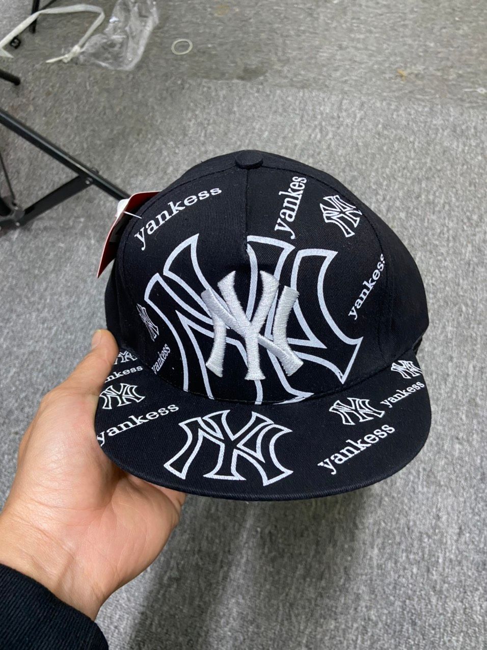 Mũ snapback bé trai thêu Ny nền họa tiết