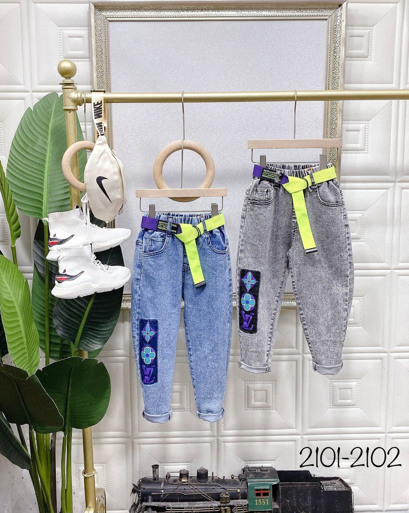 Quần bò dài bé trai 1 ống in hoa LV