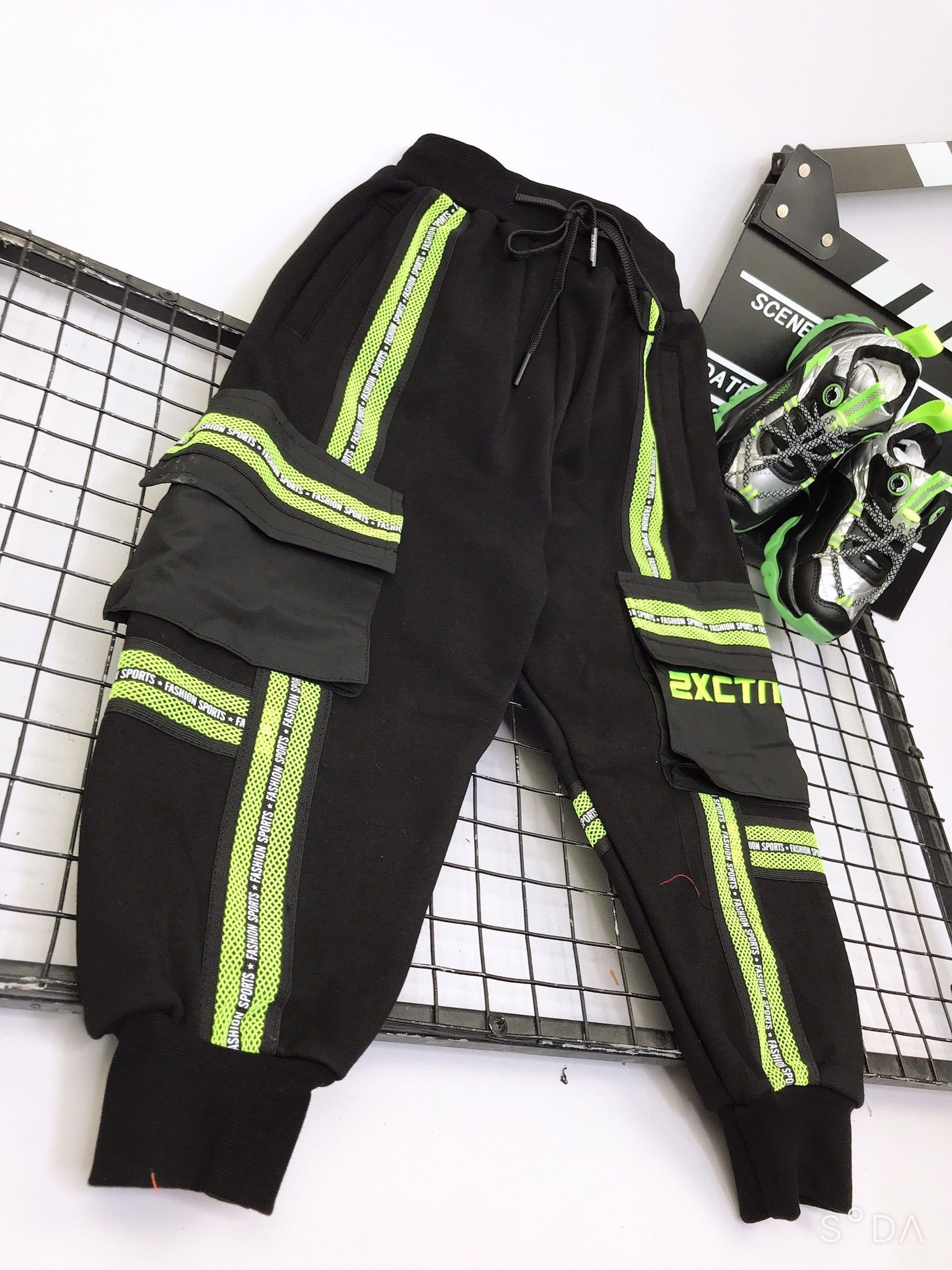 Quần jogger lót lông viền xanh neon