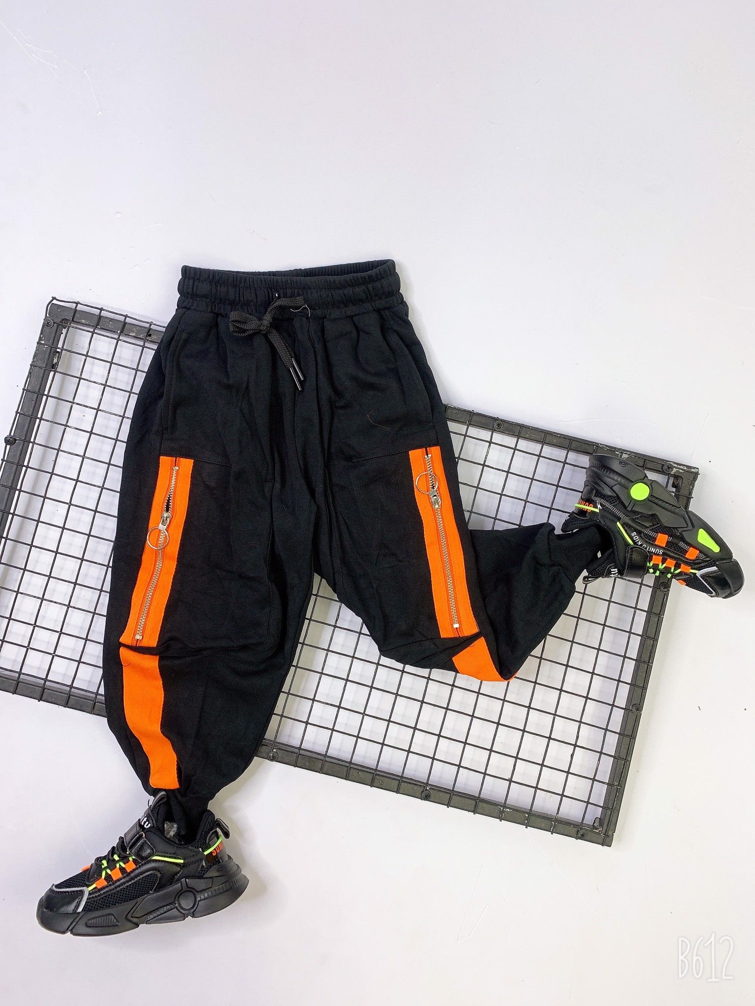 Quần dài jogger trẻ em chạy viền cam khóa kéo
