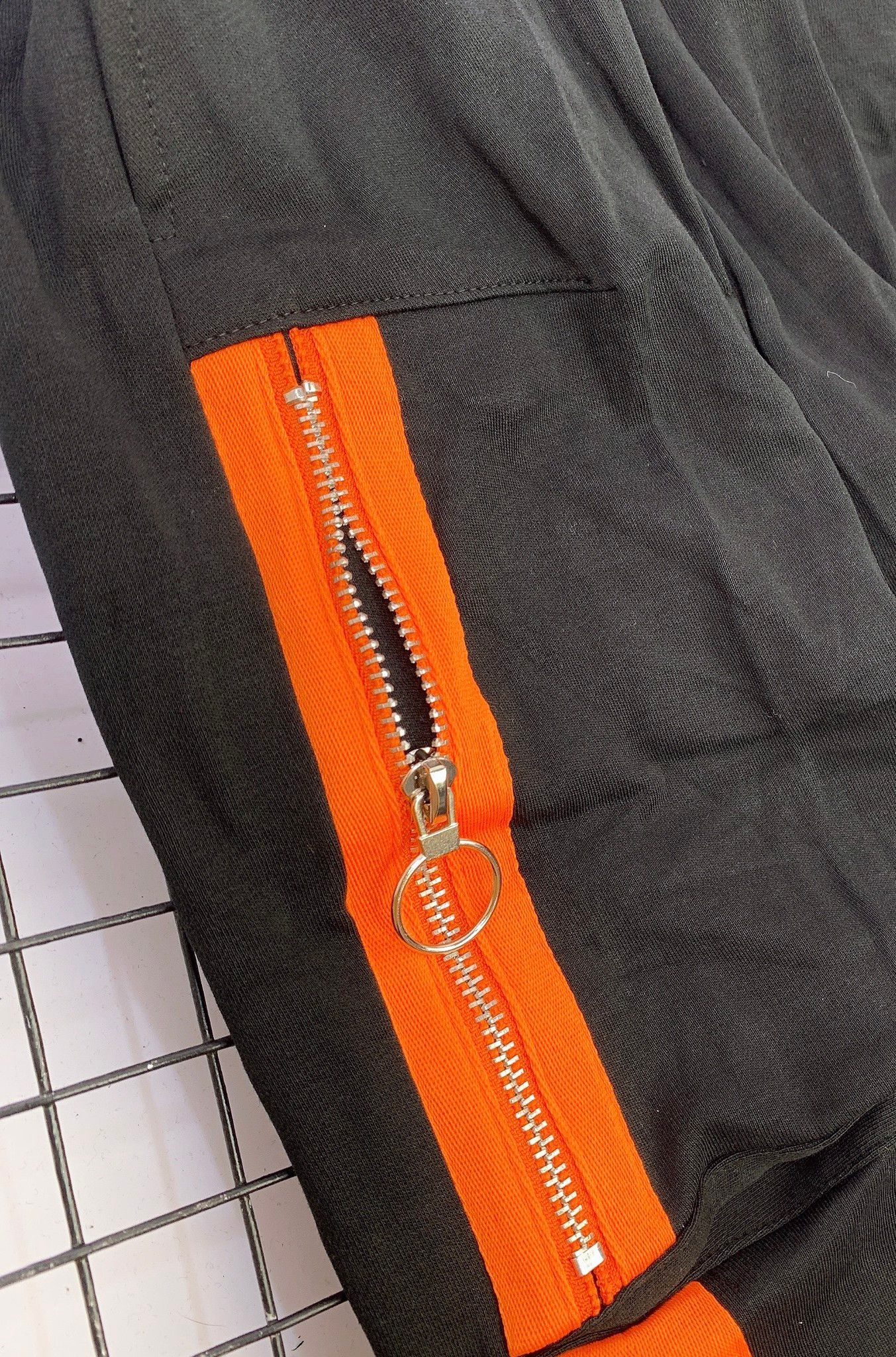 Quần dài jogger trẻ em chạy viền cam khóa kéo