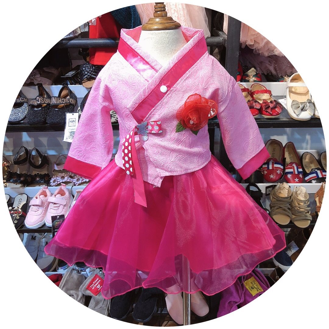 Hanbok 2 chi tiết 1 hoa cài bướm