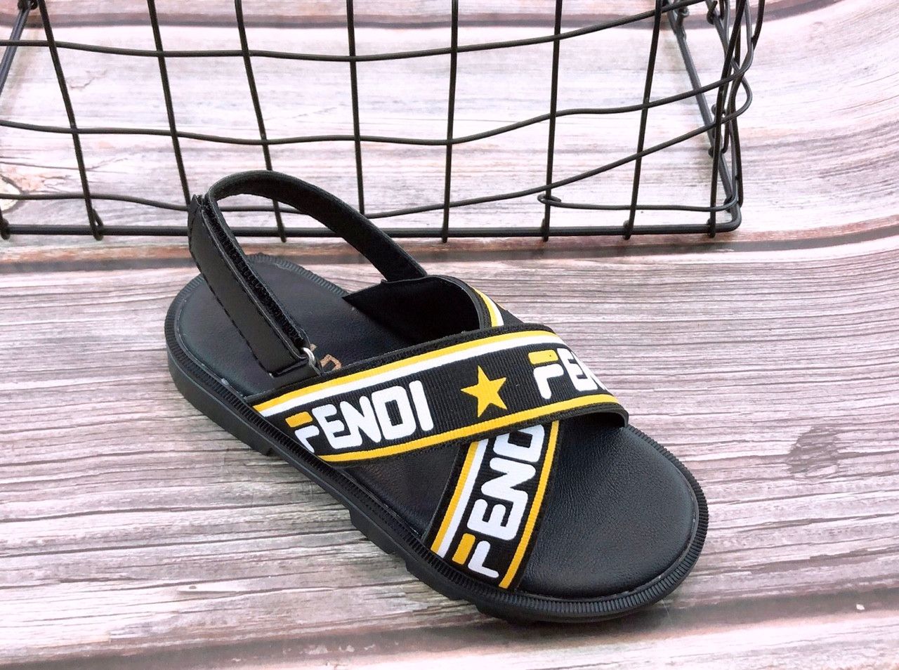 Sandal Fendi chéo