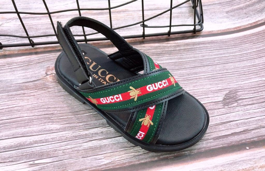 Sandal ong chéo gucci