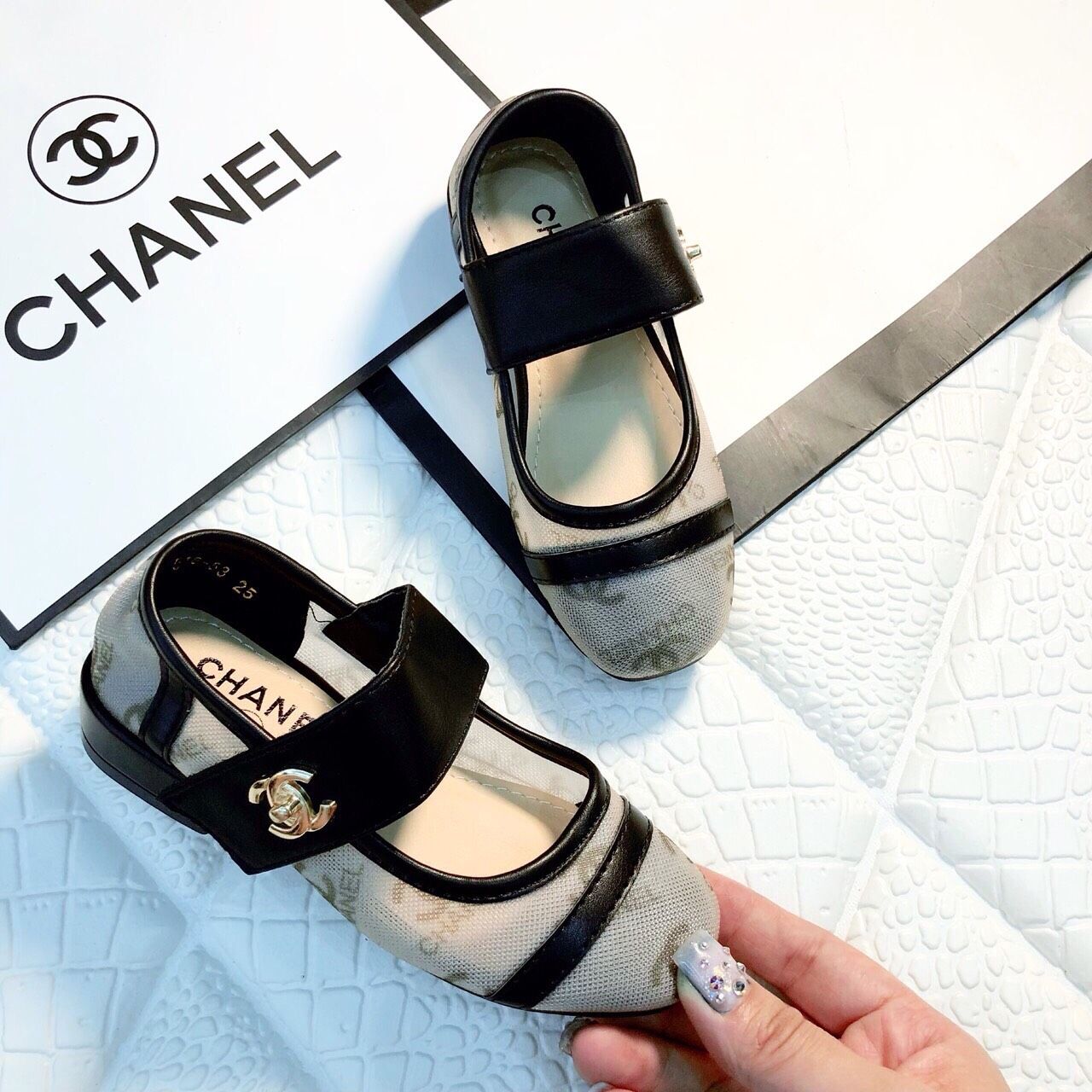 Giày gót bít mũi Chanel