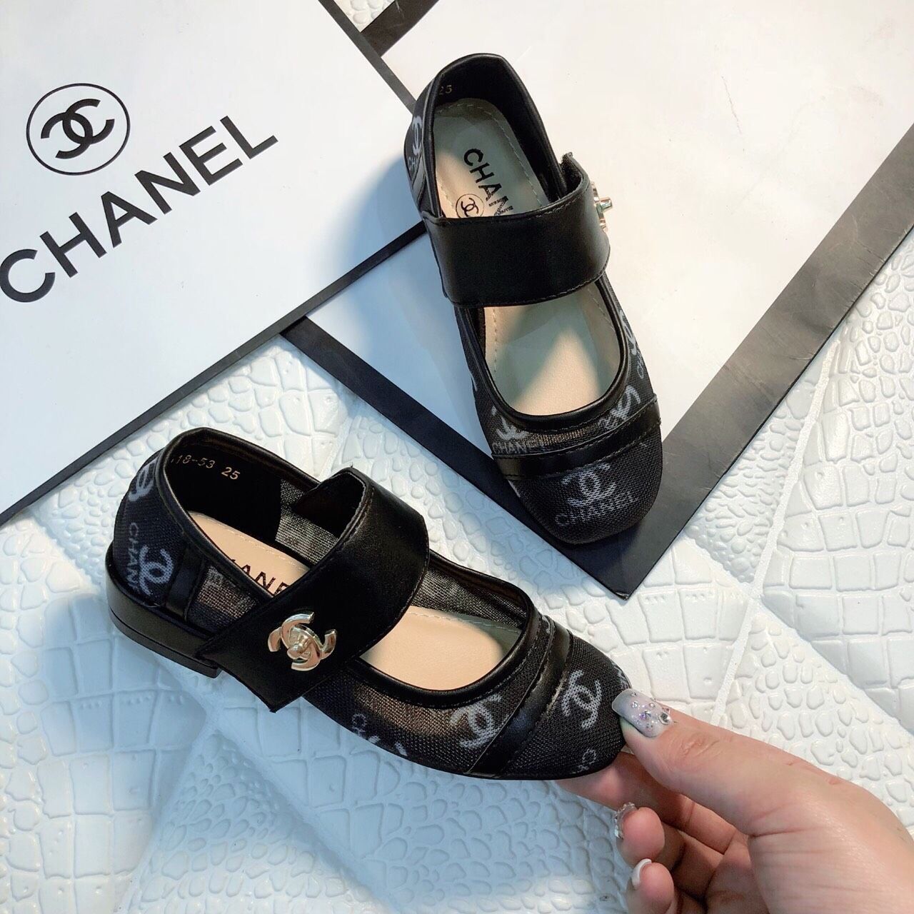 Giày gót bít mũi Chanel
