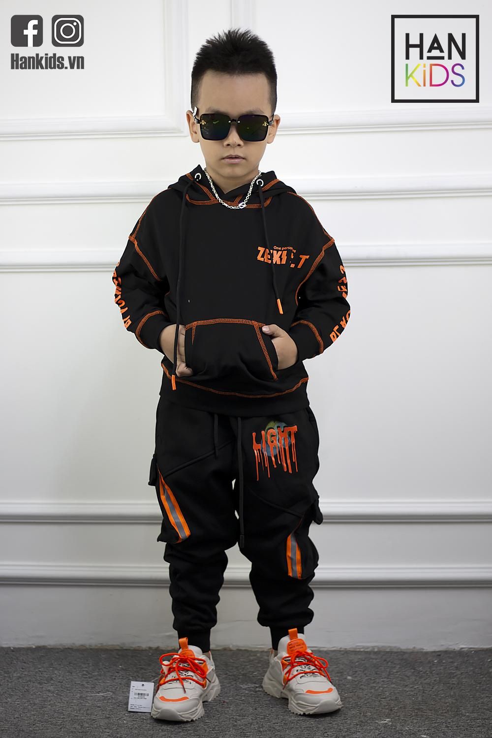 Quần bé trai jogger in chữ LIGHT 2 túi cam đắp bên