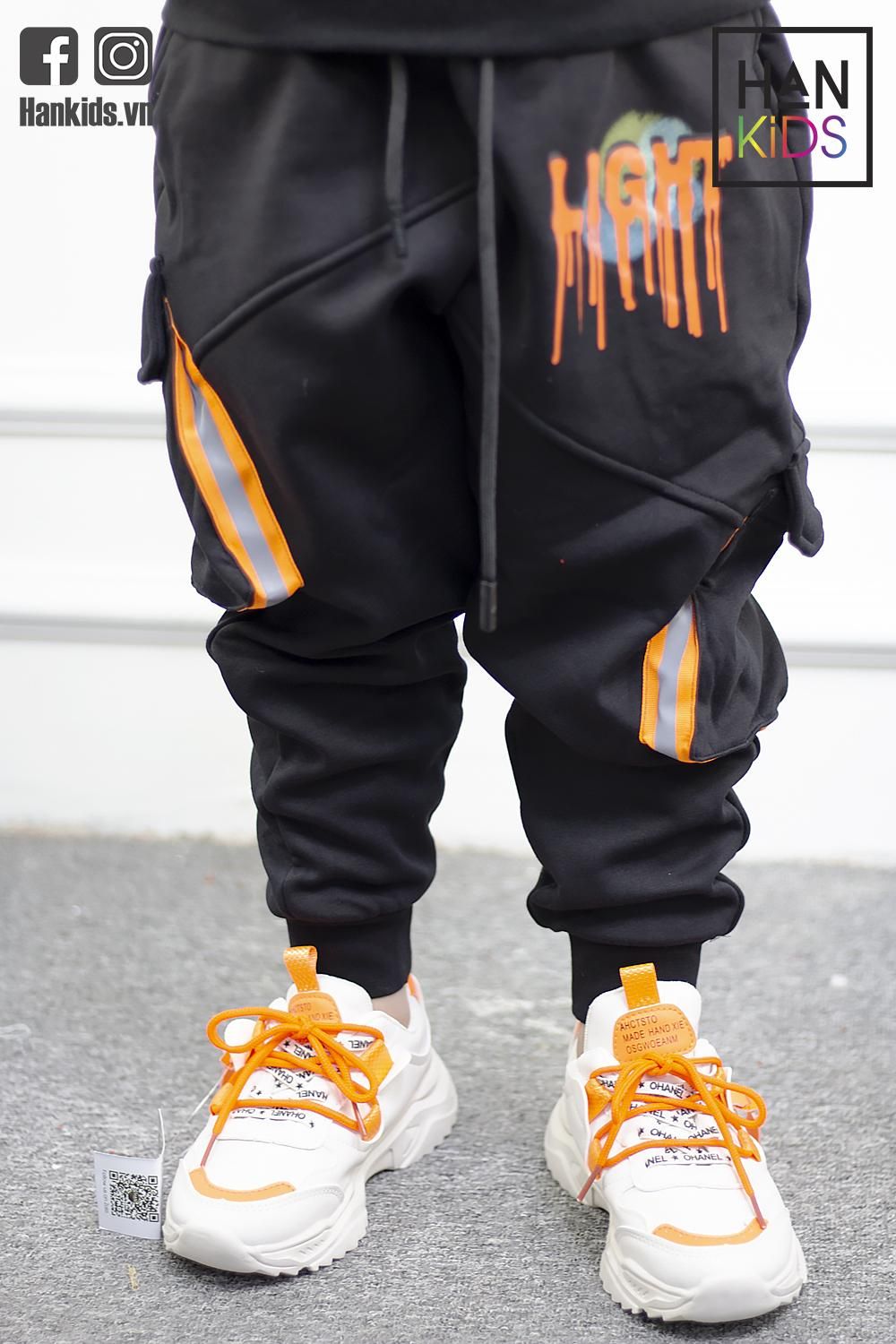 Quần bé trai jogger in chữ LIGHT 2 túi cam đắp bên