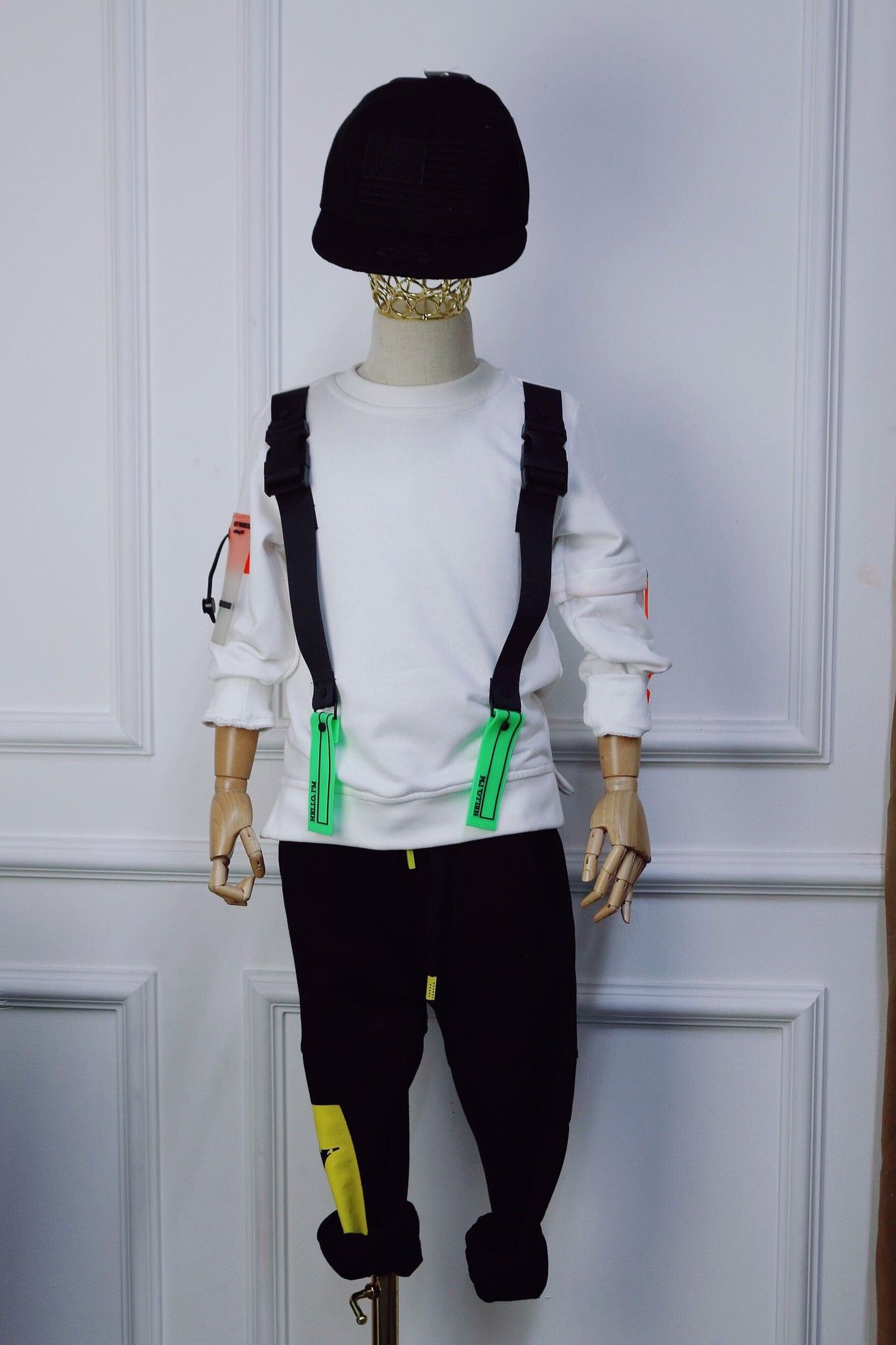 Quần bé trai jogger phối màu in chữ LV