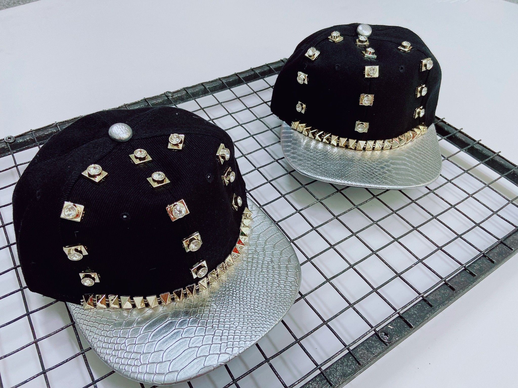 Mũ Snapback Đinh