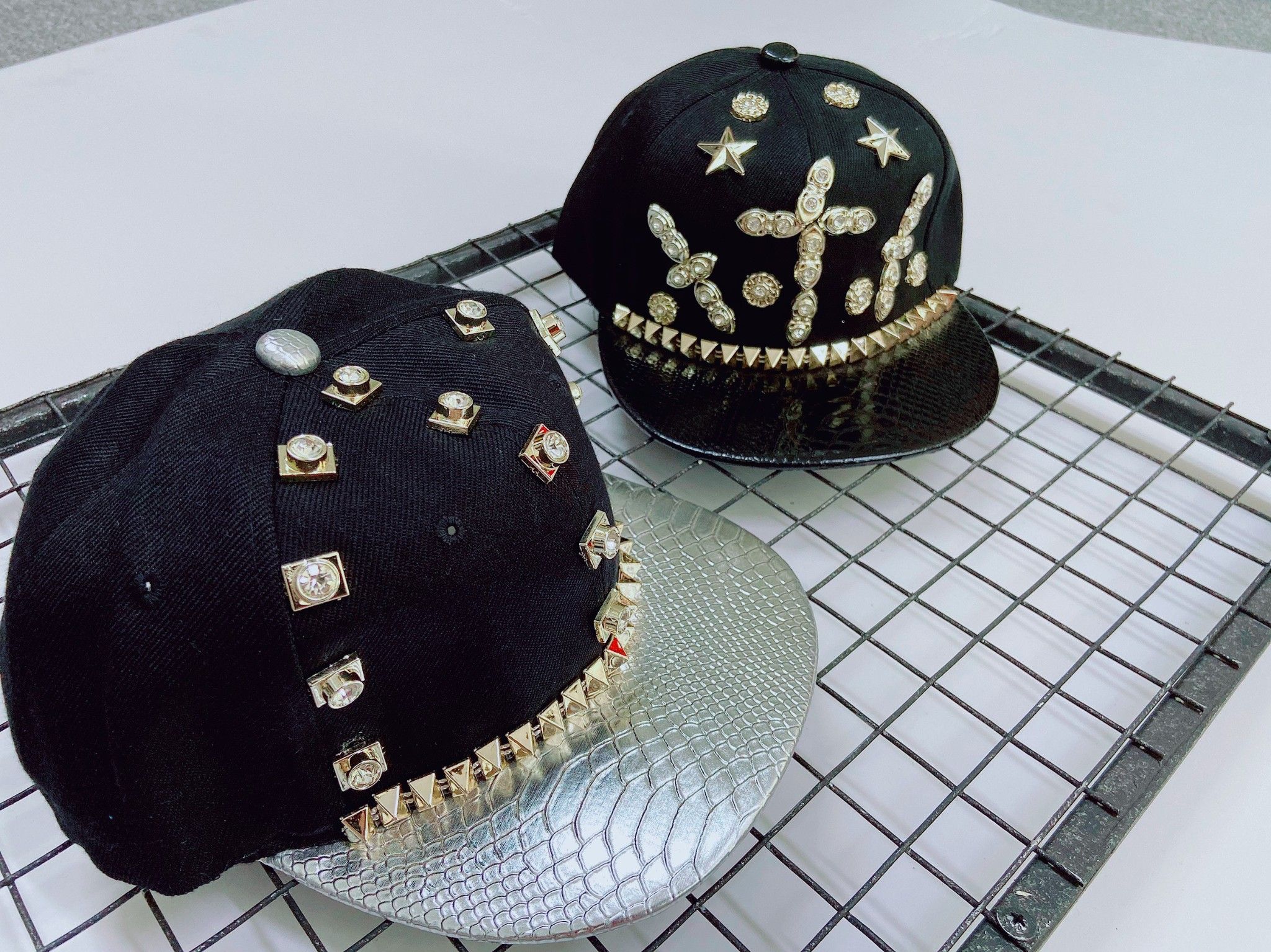 Mũ Snapback Đinh