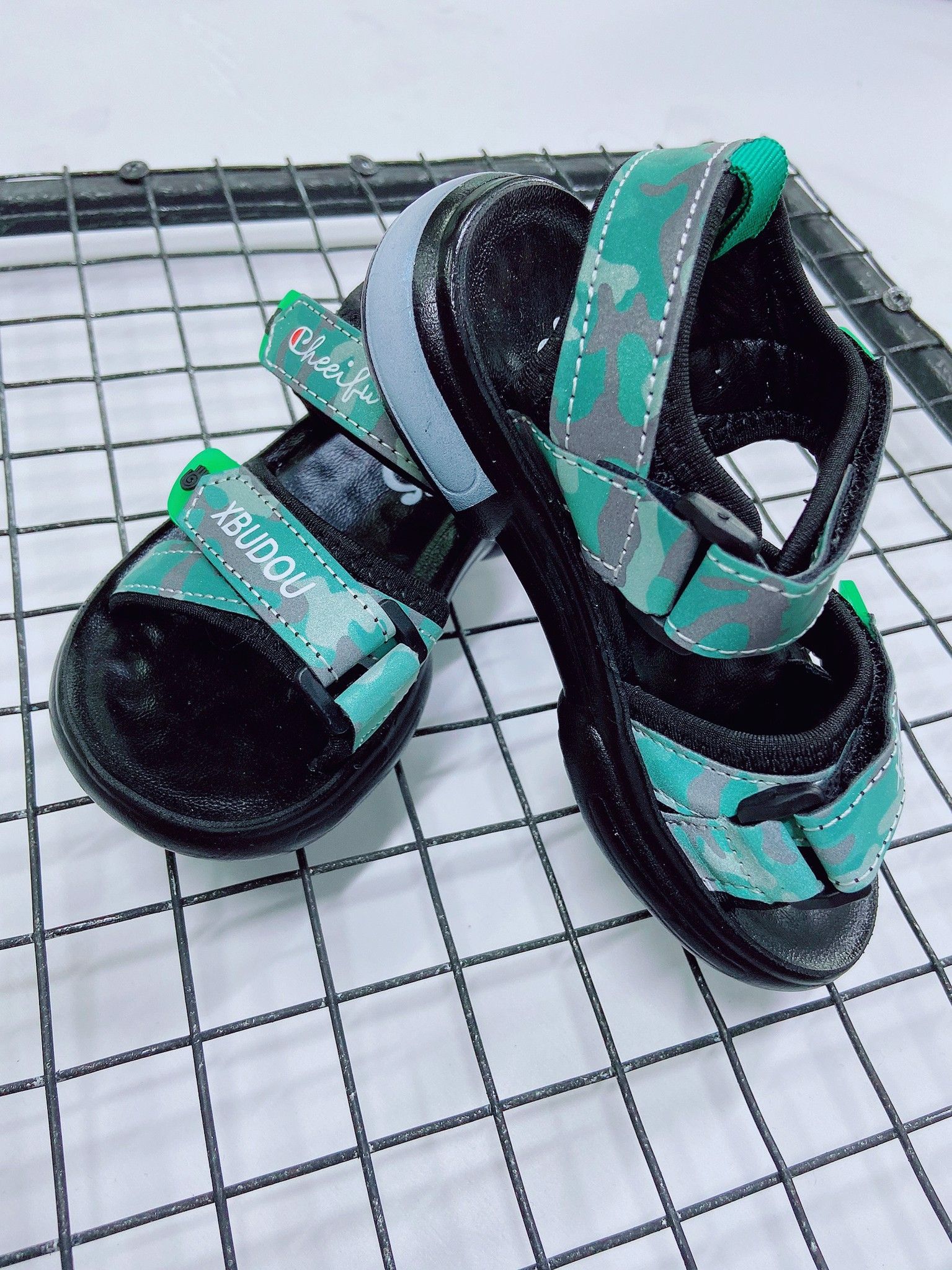 Sandal quai chéo Cheeifu
