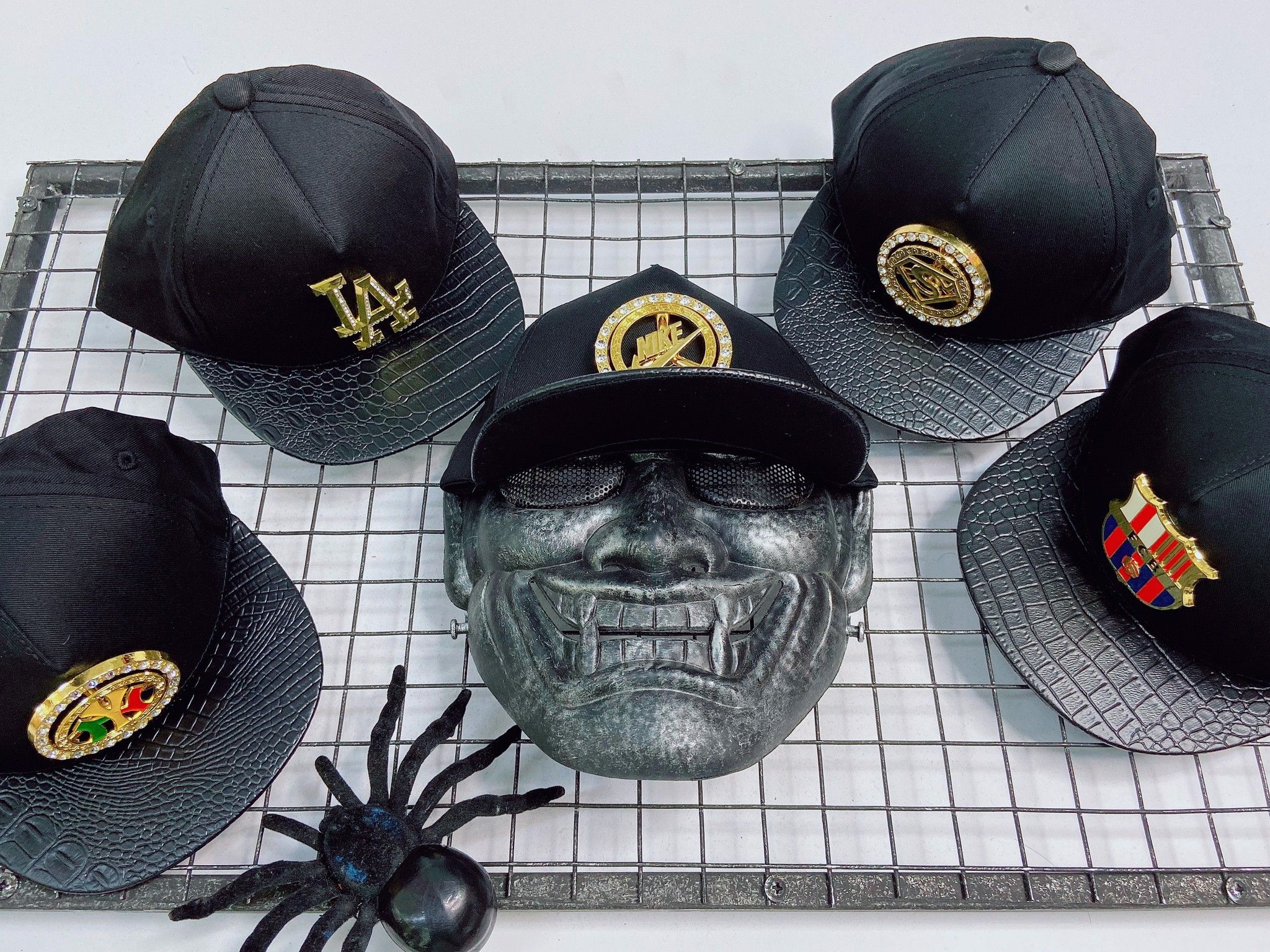Mũ snapback đính huy hiệu