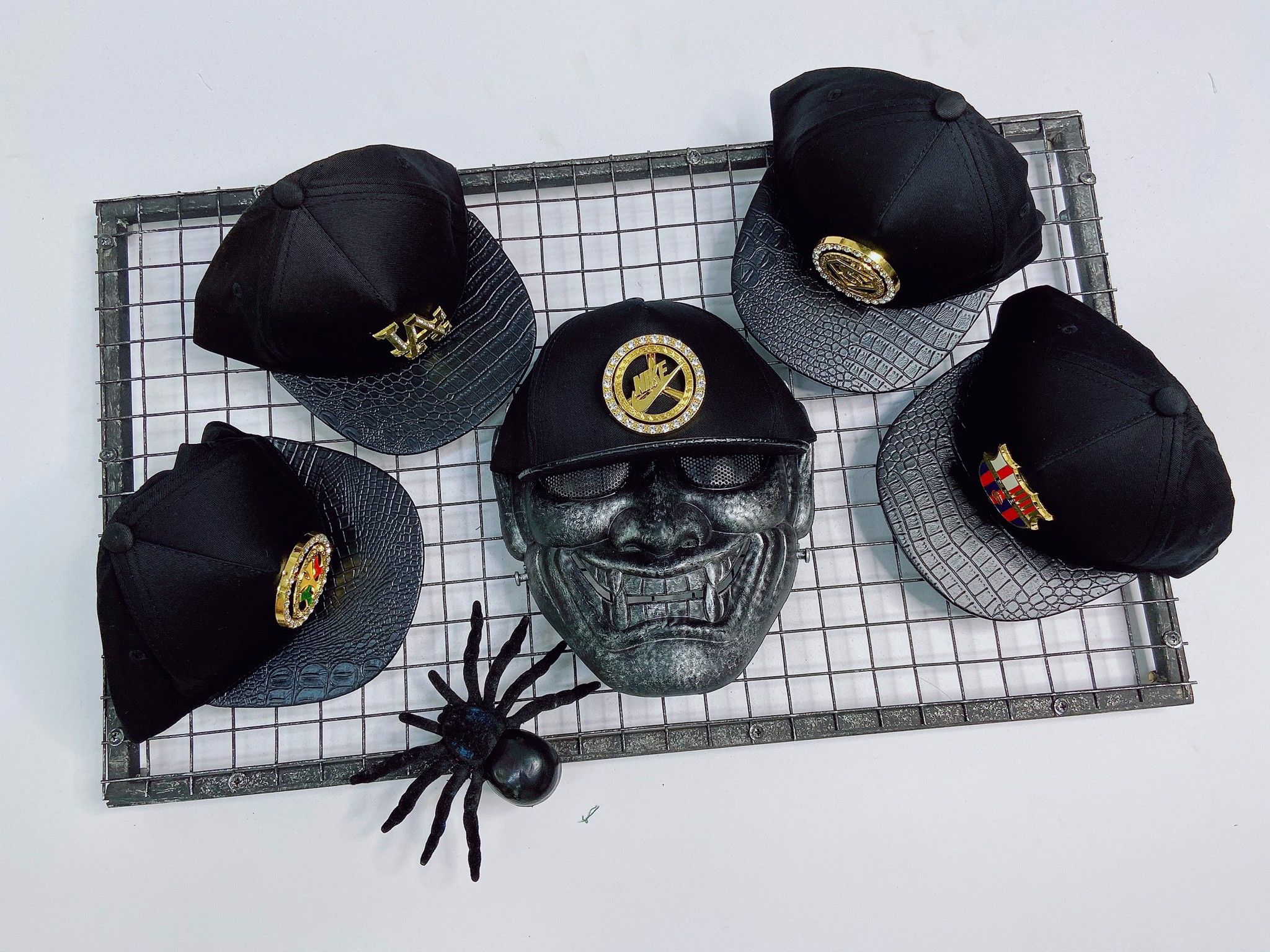 Mũ snapback đính huy hiệu