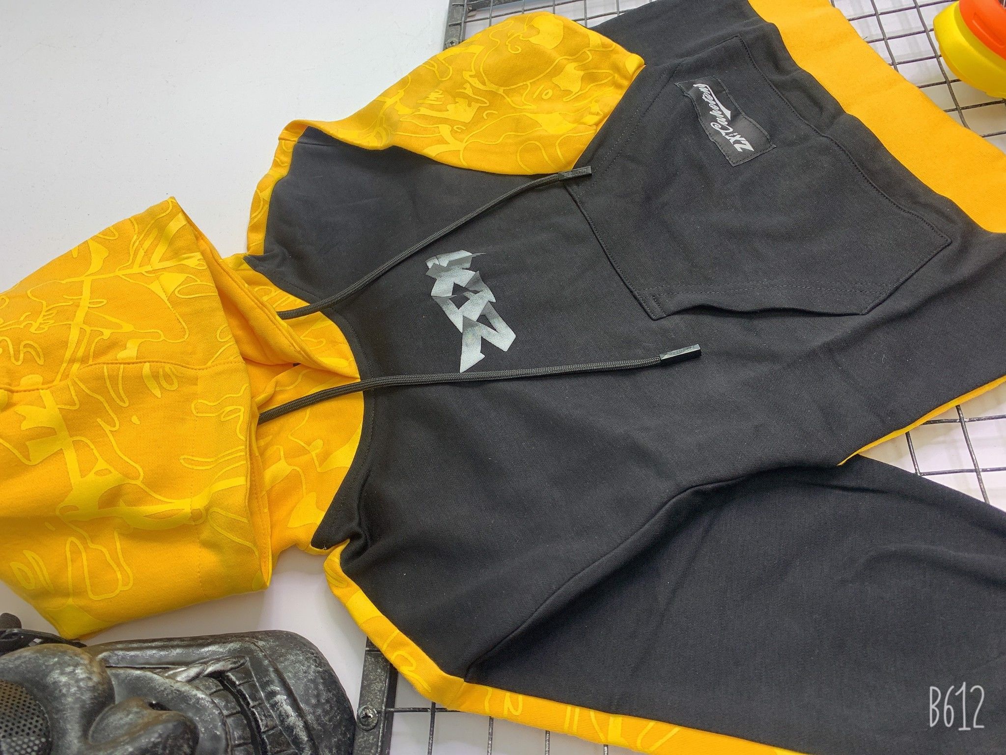 ÁO hoddie phối màu 2 mặt vàng đen