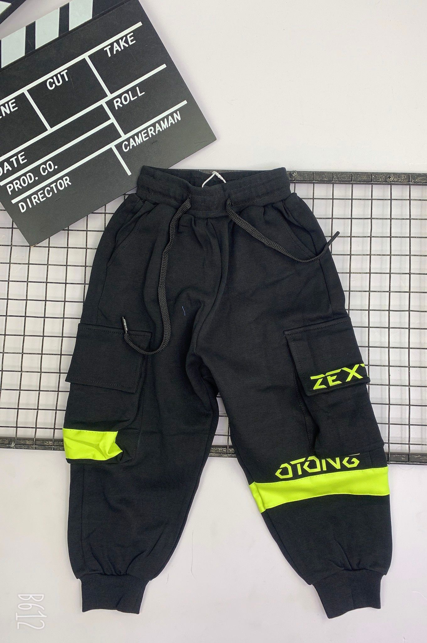 Quần dài jogger trẻ em viền neon