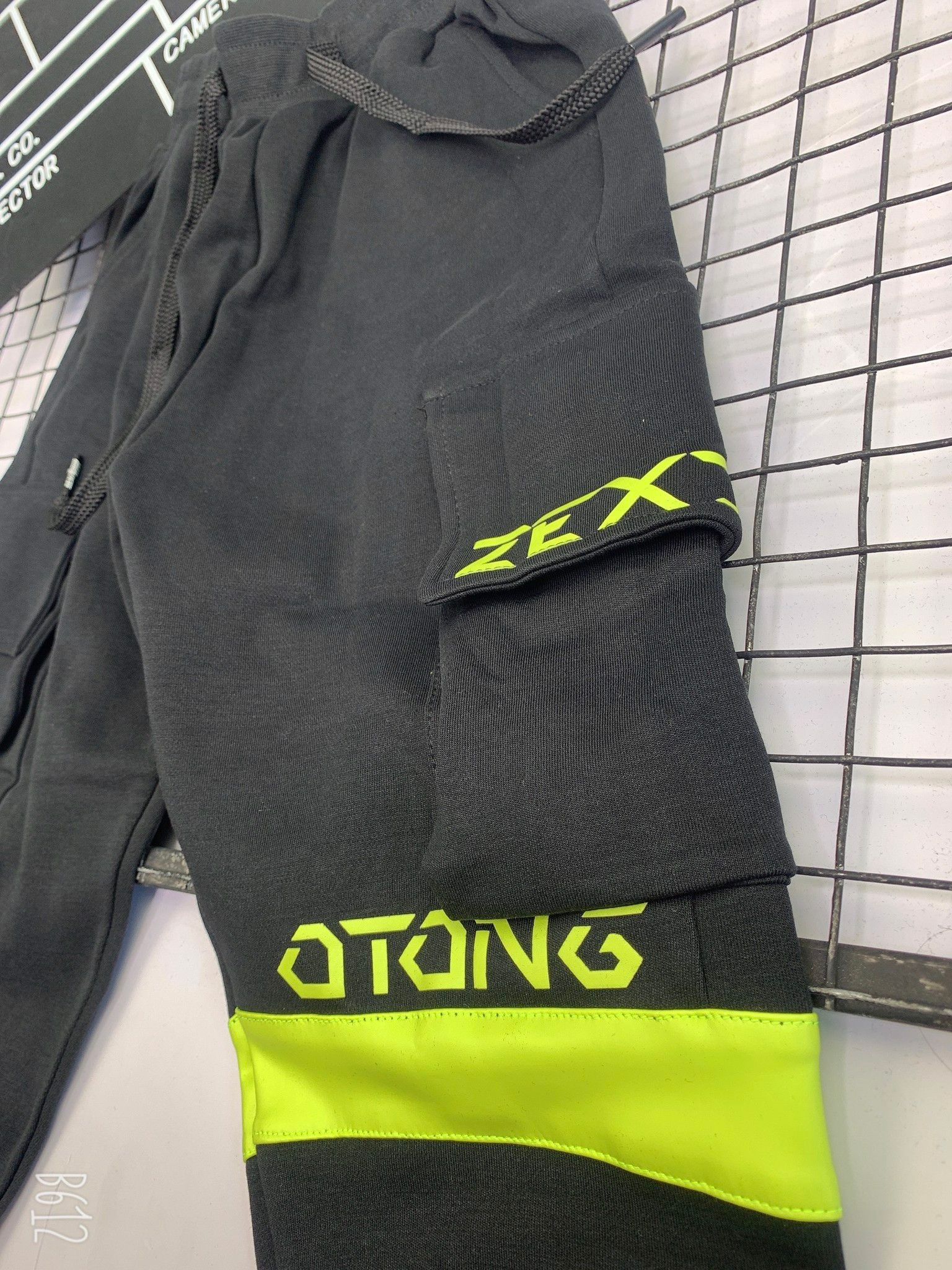 Quần dài jogger trẻ em viền neon