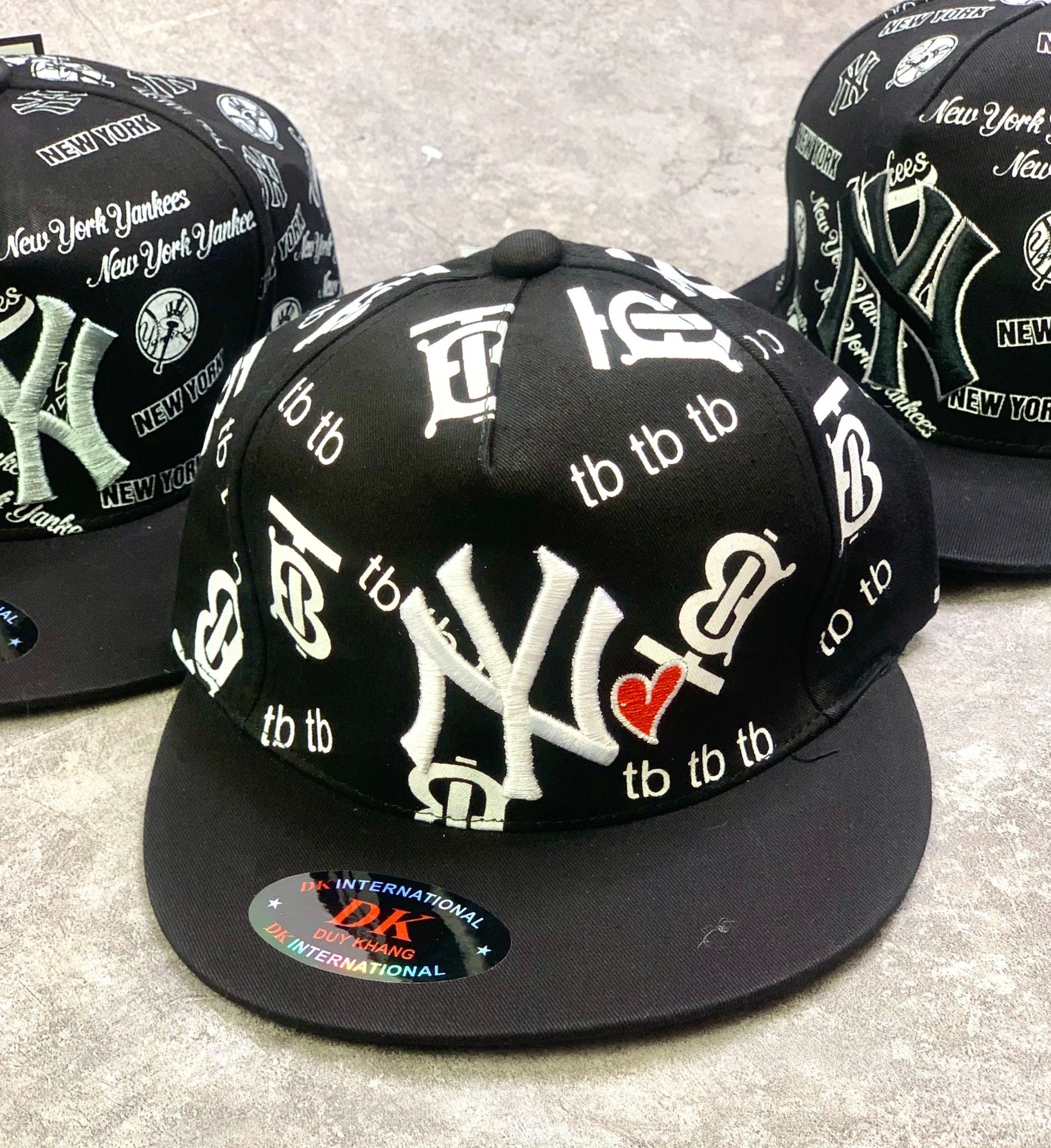 Mũ snapback bé trai thêu Ny nền họa tiết