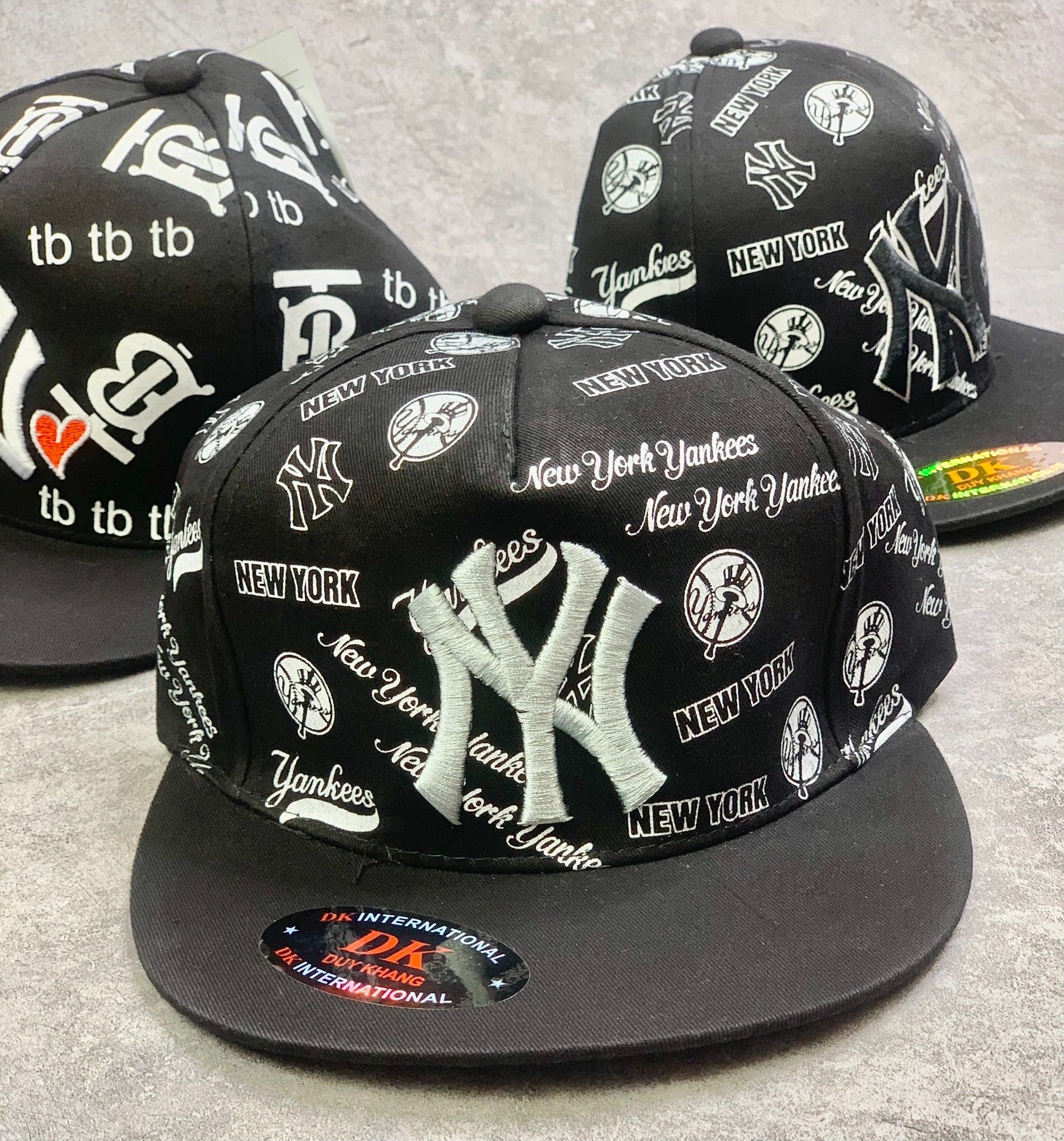 Mũ snapback bé trai thêu Ny nền họa tiết