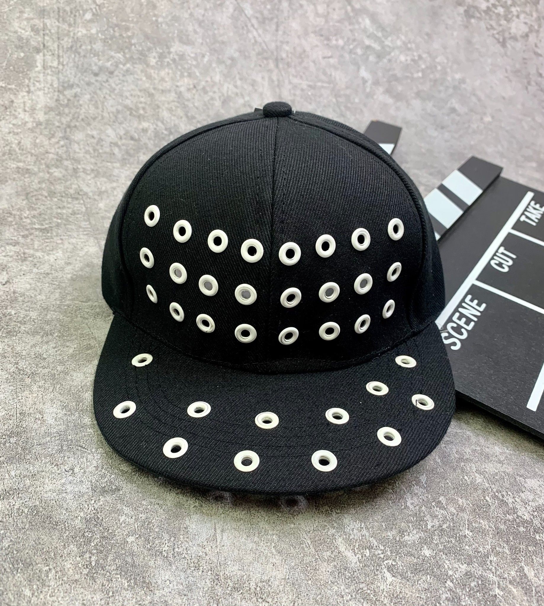 Mũ snapback bé trai size nhỏ đính lỗ