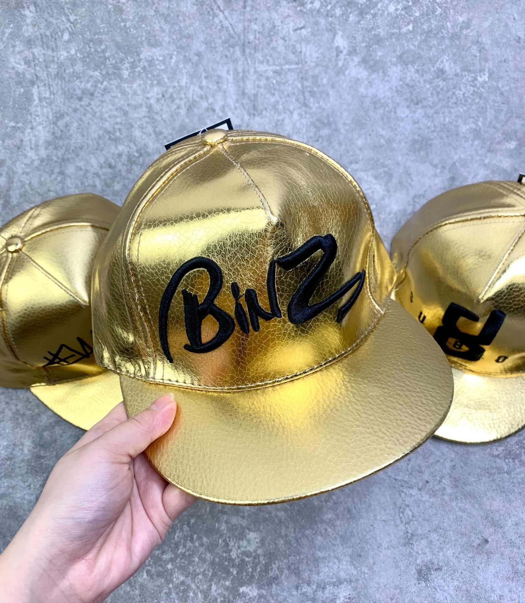 Mũ snapback bé trai size nhỏ nhũ vàng