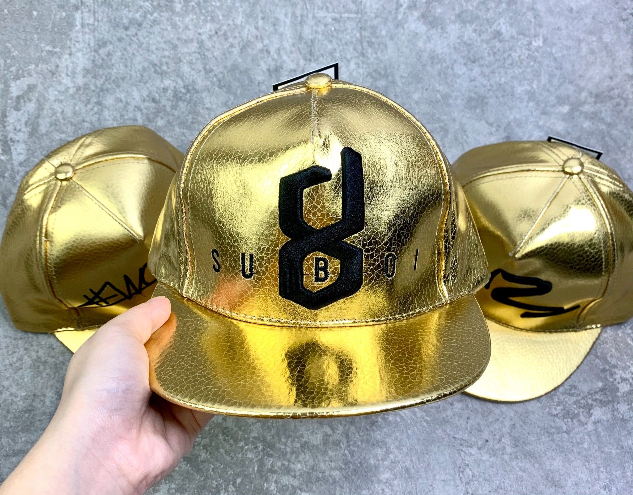 Mũ snapback bé trai size nhỏ nhũ vàng