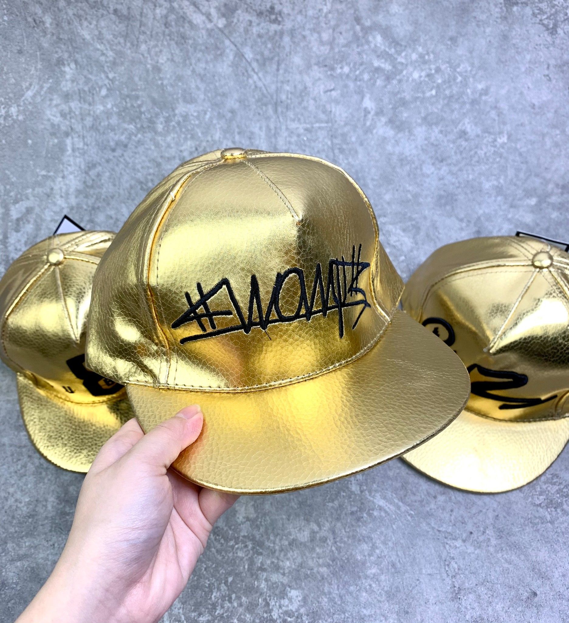 Mũ snapback bé trai size nhỏ nhũ vàng