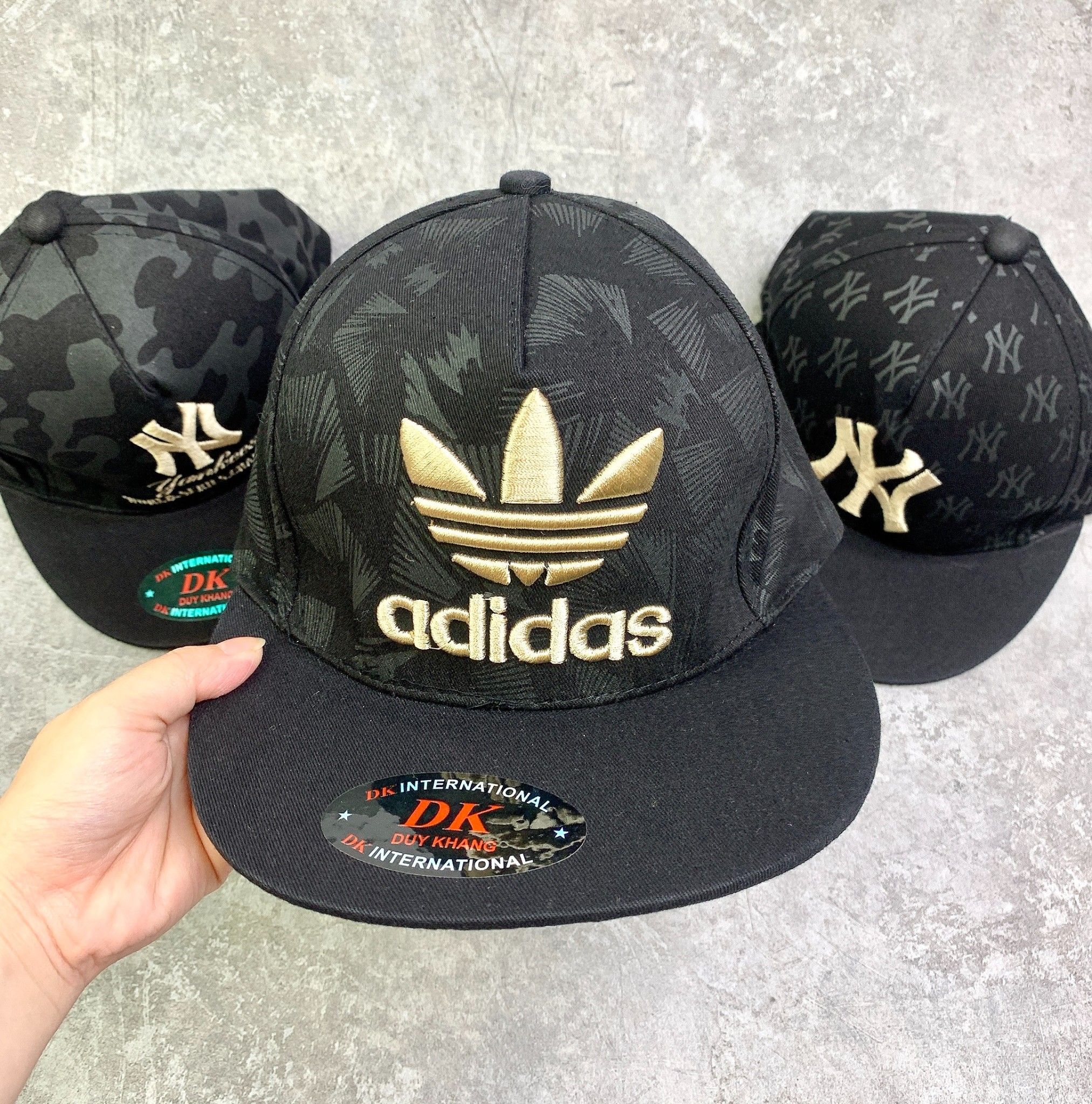 Mũ snapback bé trai size nhỏ thêu vàng