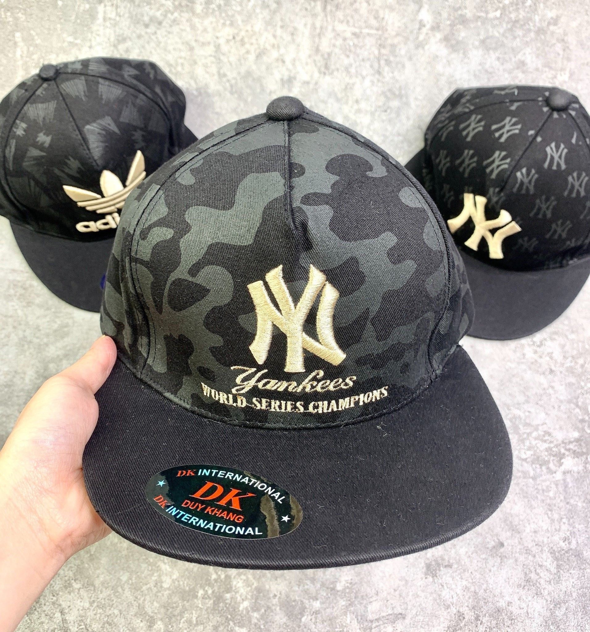 Mũ snapback bé trai size nhỏ thêu vàng