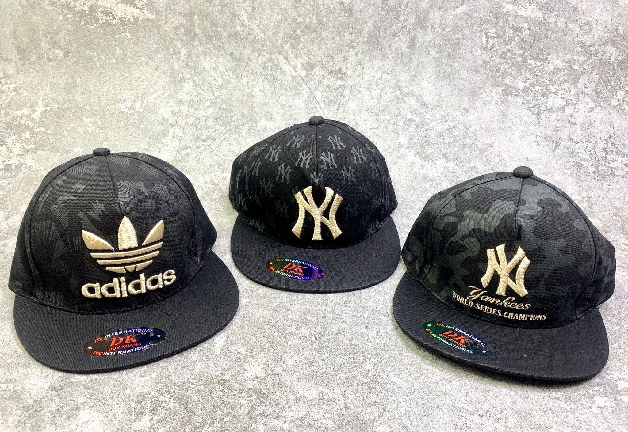 Mũ snapback bé trai size nhỏ thêu vàng