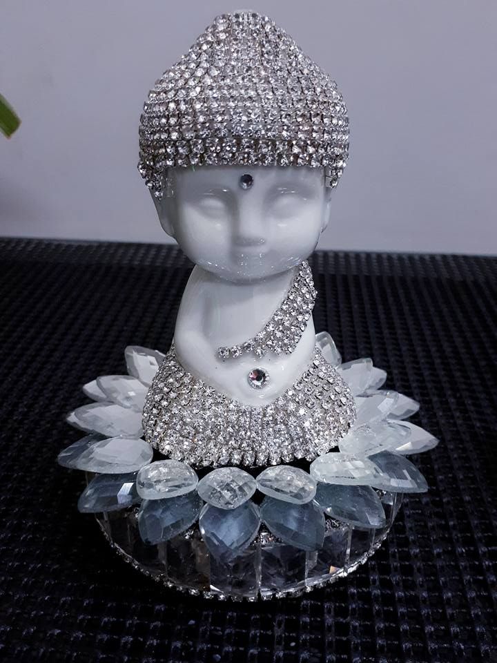 Đức phật thiền trên đài hoa sen