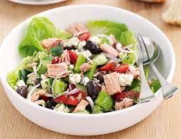  Salat cá ngừ  với rau xanh 