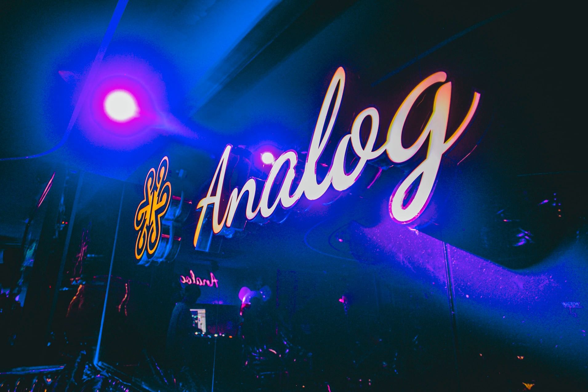 Analog Cocktail & Lounge - 23 Nguyễn Hữu Huân