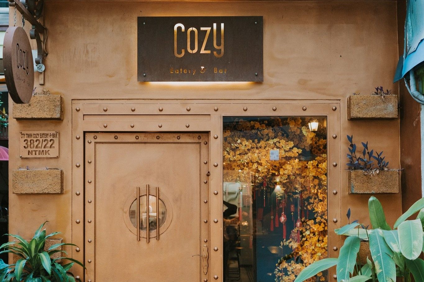 Cozy Eatery & Bar - 382/22 Nguyễn Thị Minh Khai