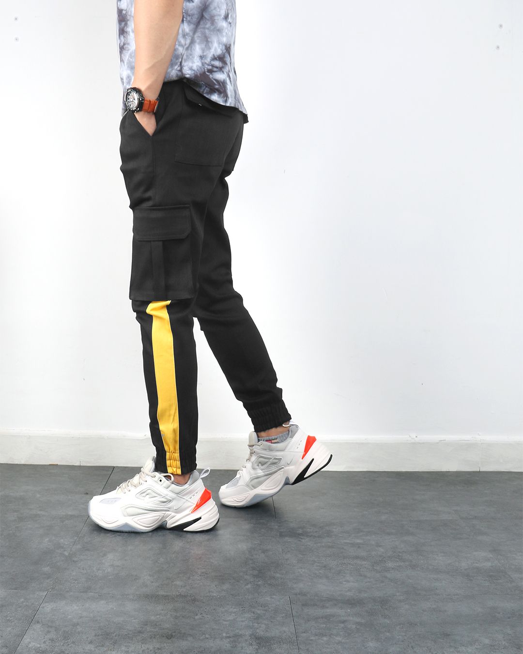Jogger túi hộp đen sọc vàng
