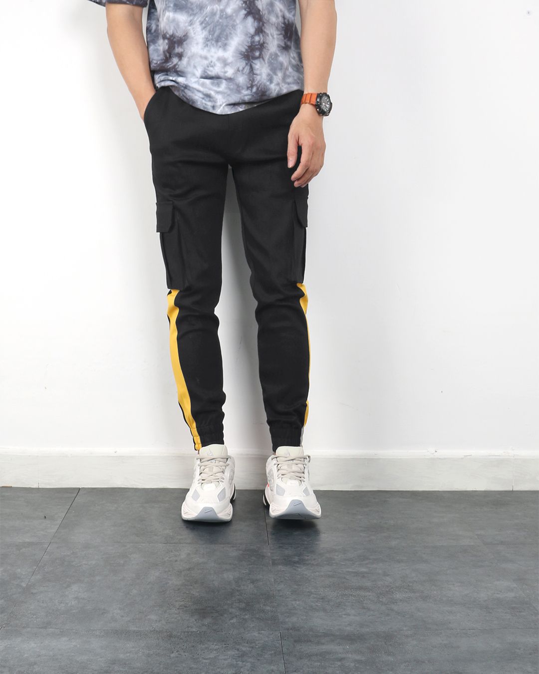 Jogger túi hộp đen sọc vàng