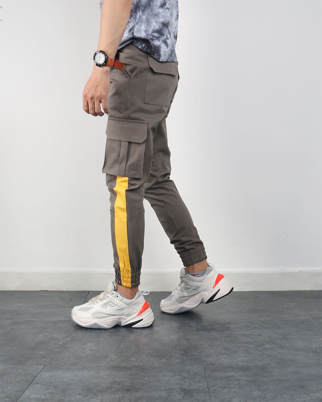 Jogger túi hộp nâu sọc vàng