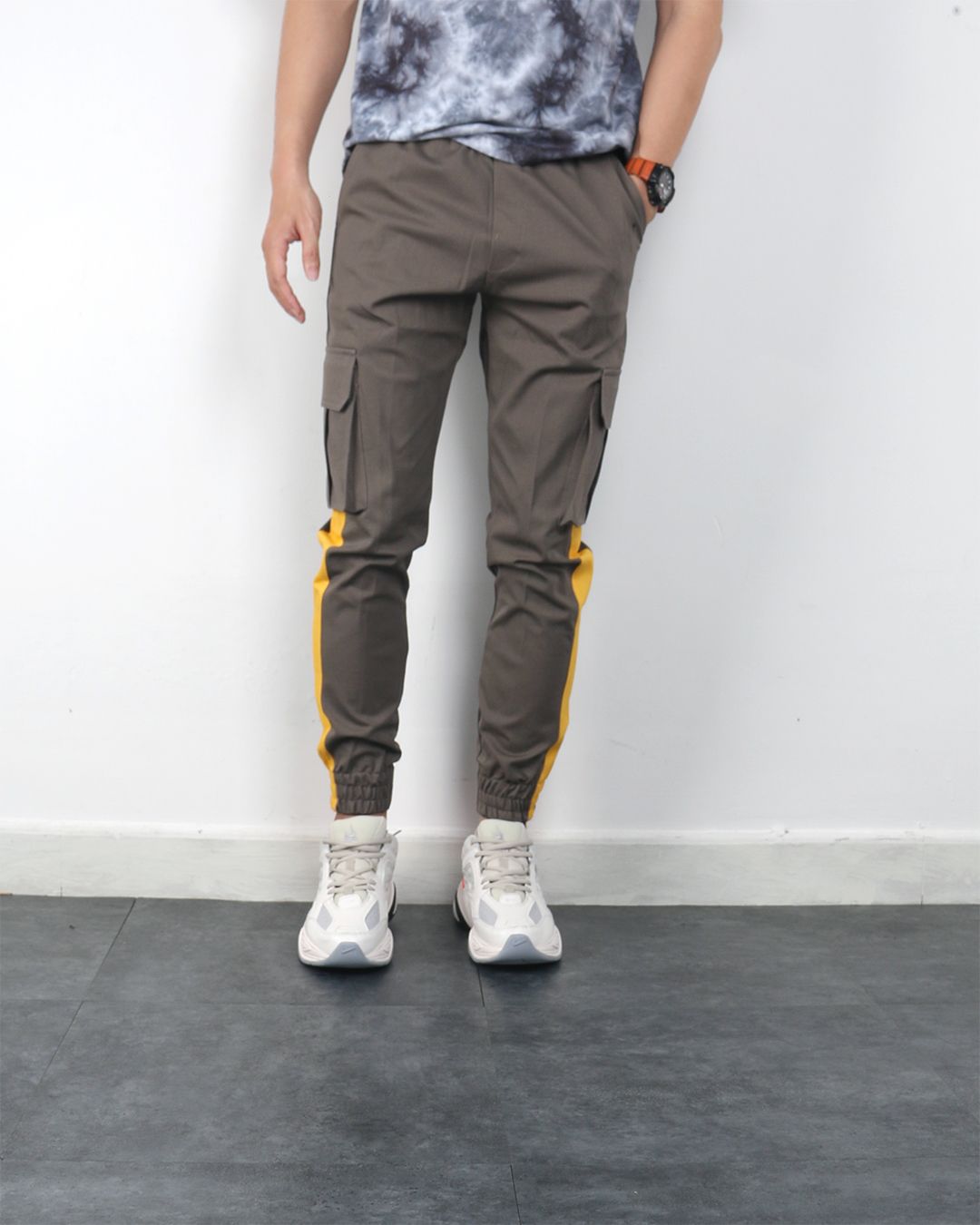 Jogger túi hộp nâu sọc vàng