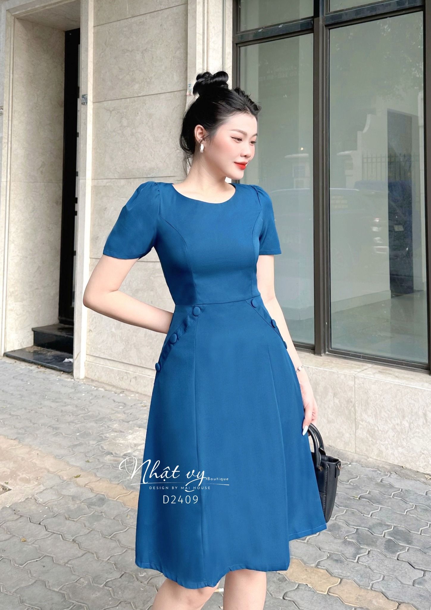 Đầm cổ tròn tay lửng phối cúc bọc - D2409