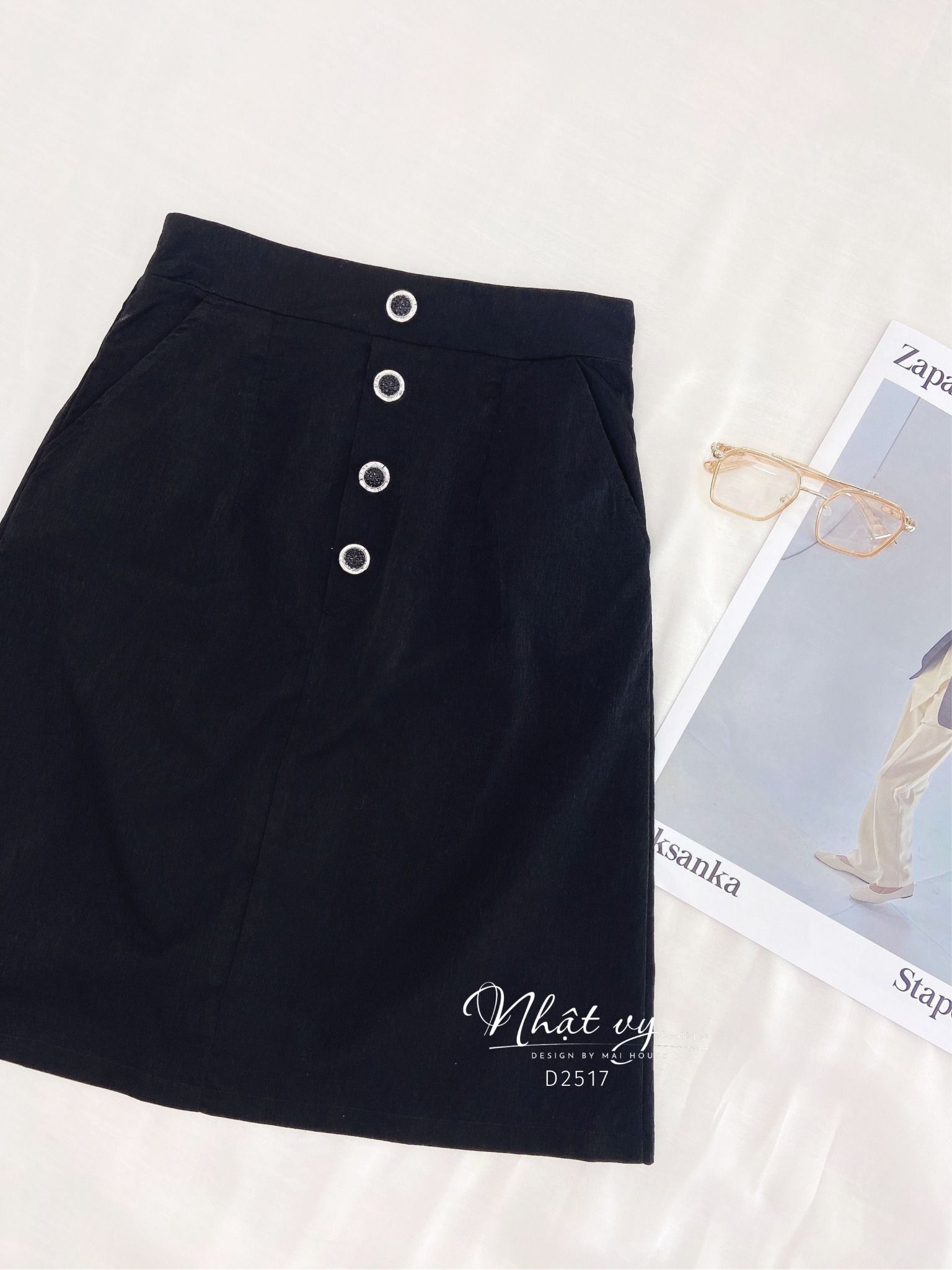 Chân váy chữ A đính nút bọc - D2517