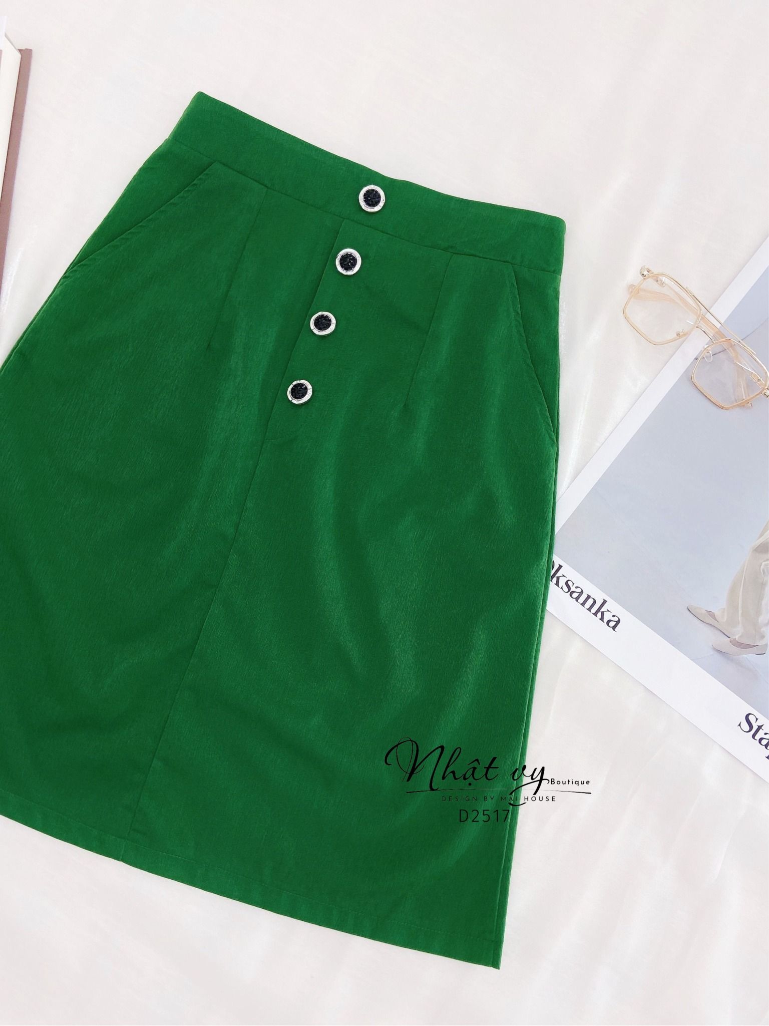 Chân váy chữ A đính nút bọc - D2517