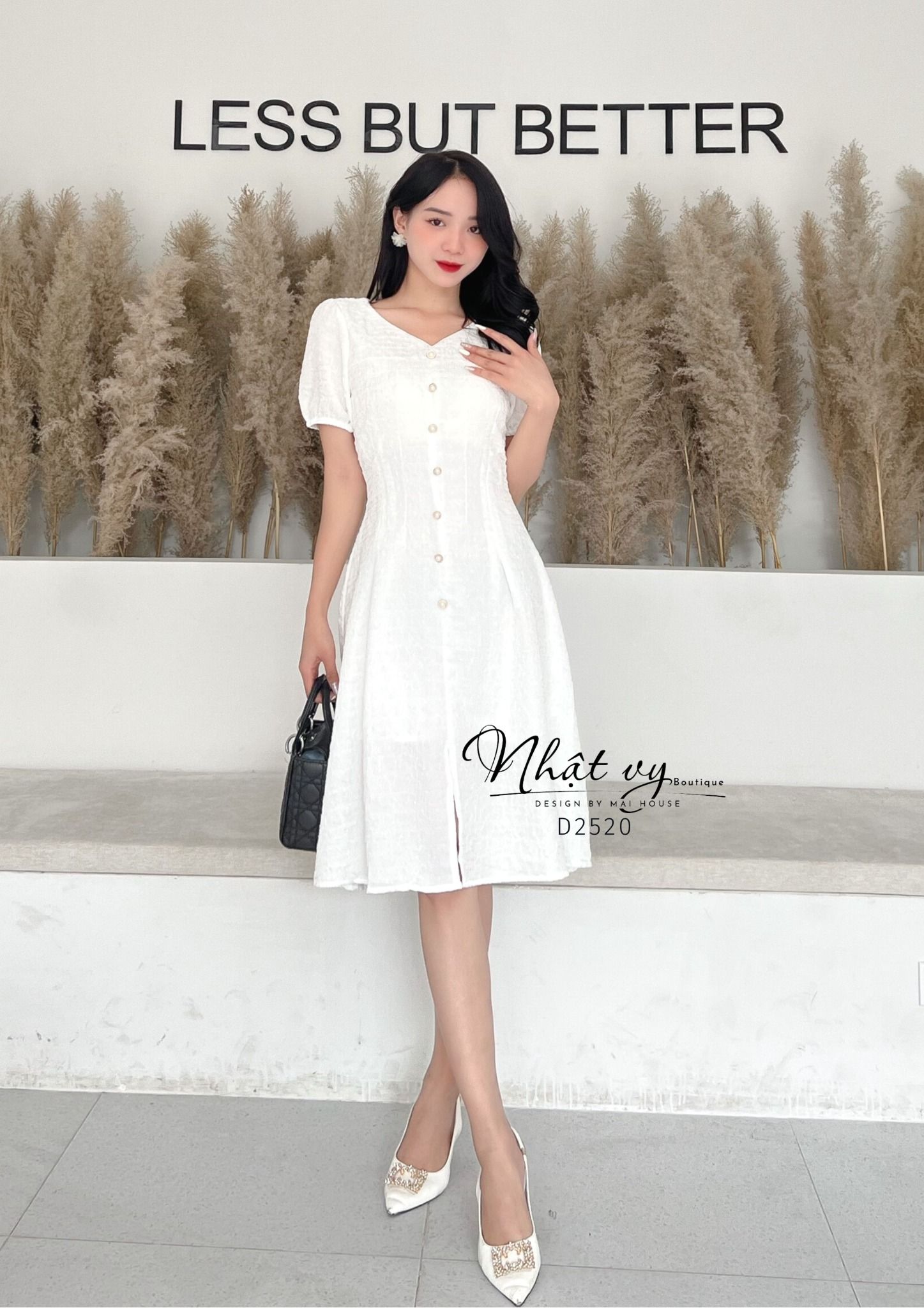 Đầm ôm dáng xoè cổ V cách điệu đính cúc giả - D2520