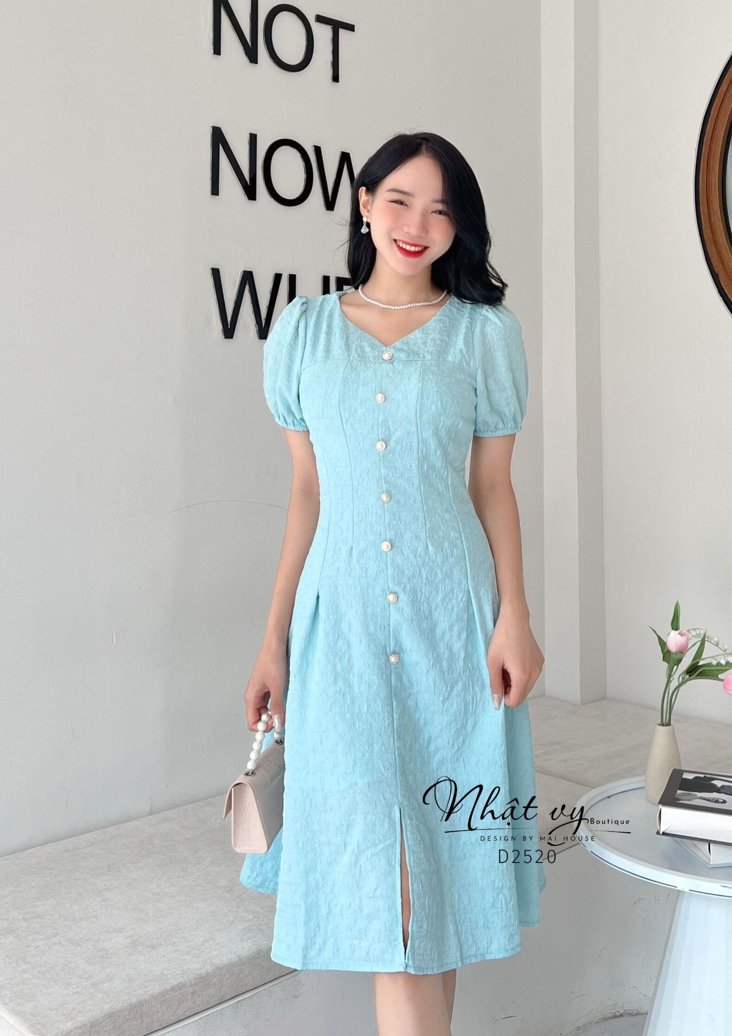 Đầm ôm dáng xoè cổ V cách điệu đính cúc giả - D2520