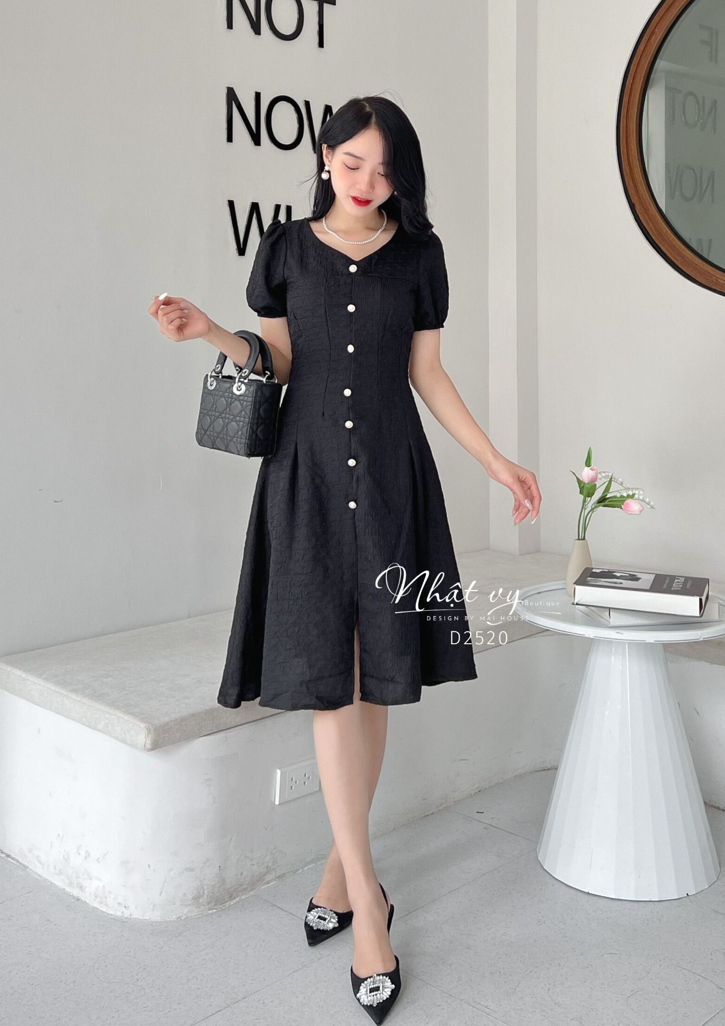 Đầm ôm dáng xoè cổ V cách điệu đính cúc giả - D2520