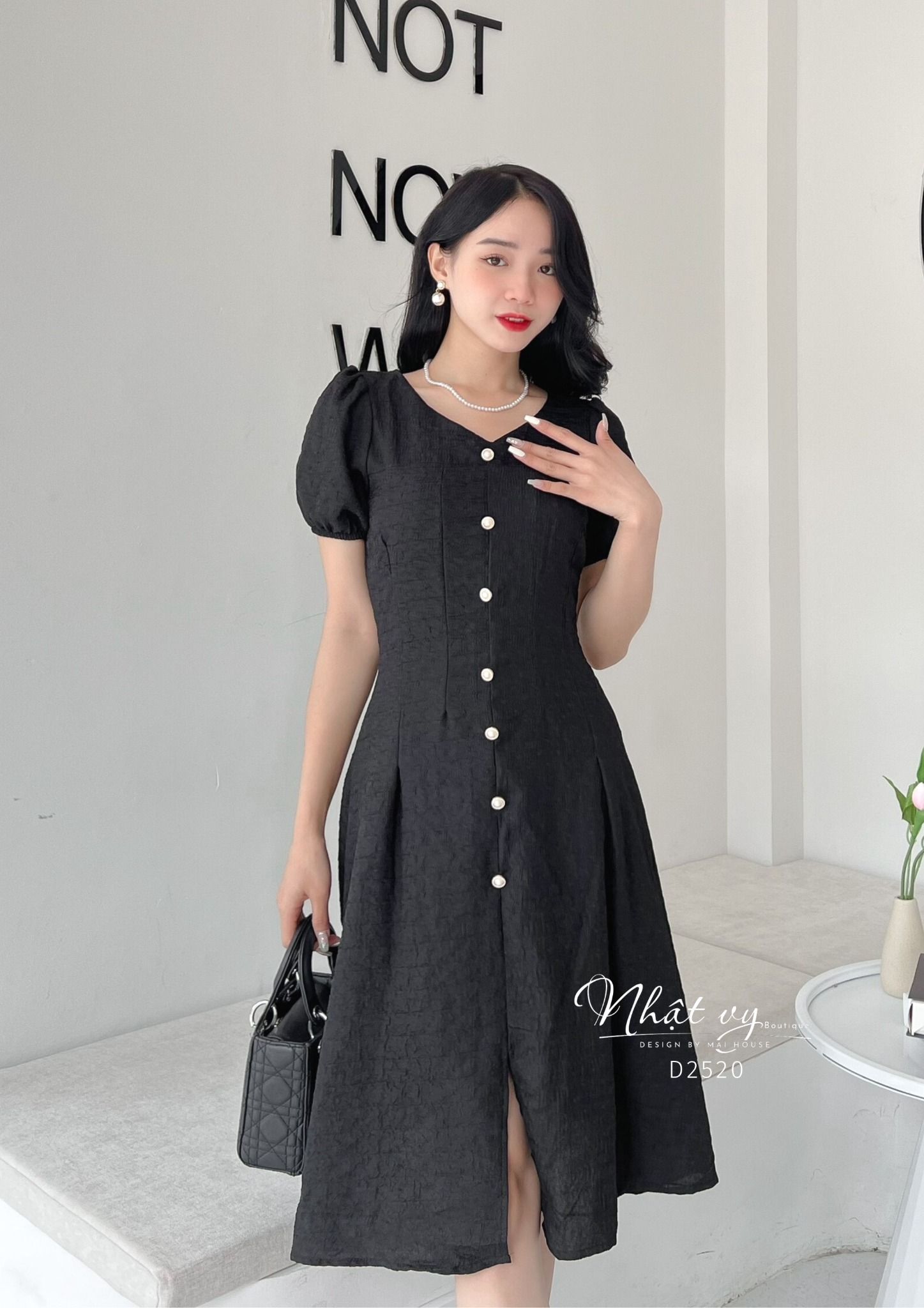 Đầm ôm dáng xoè cổ V cách điệu đính cúc giả - D2520