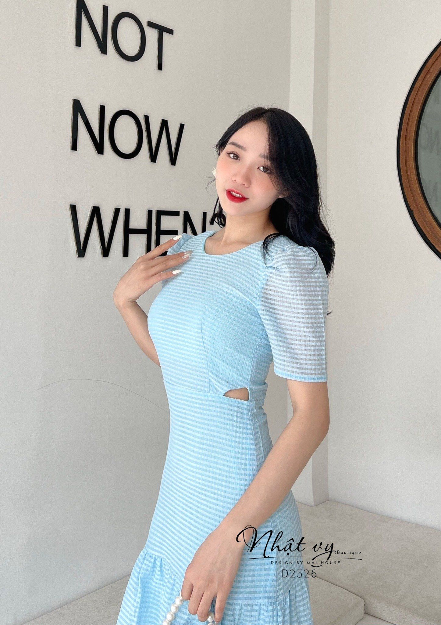 Đầm cổ tròn xẻ 2 bên eo dáng ôm - D2526