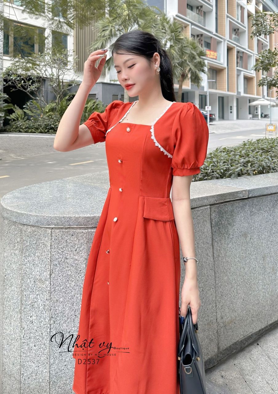 Đầm cổ vuông viền ren kiểu đính cúc giả - D2537